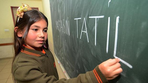 Sınıftaki tahtaya 'Yaşasın Tatil' yazan bir öğrenci