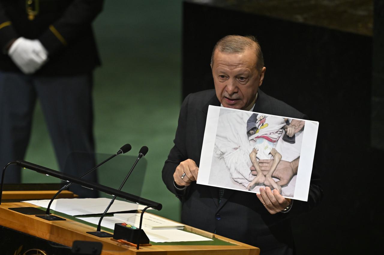 Cumhurbaşkanı Erdoğan, Gazze'deki açlığı fotoğraflarla gösterdi. 