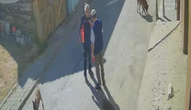 Yaşlı adamı, ‘köpeklerimi sen mi şikayet ettin’ diyerek tekme tokat dövdü