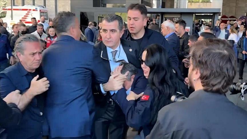 CHP Genel Başkanı Özel'e yumruklu saldırı.