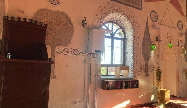 139 yıllık camide şaşırtan manzara: Kıble duvarına yerleştirdiler!