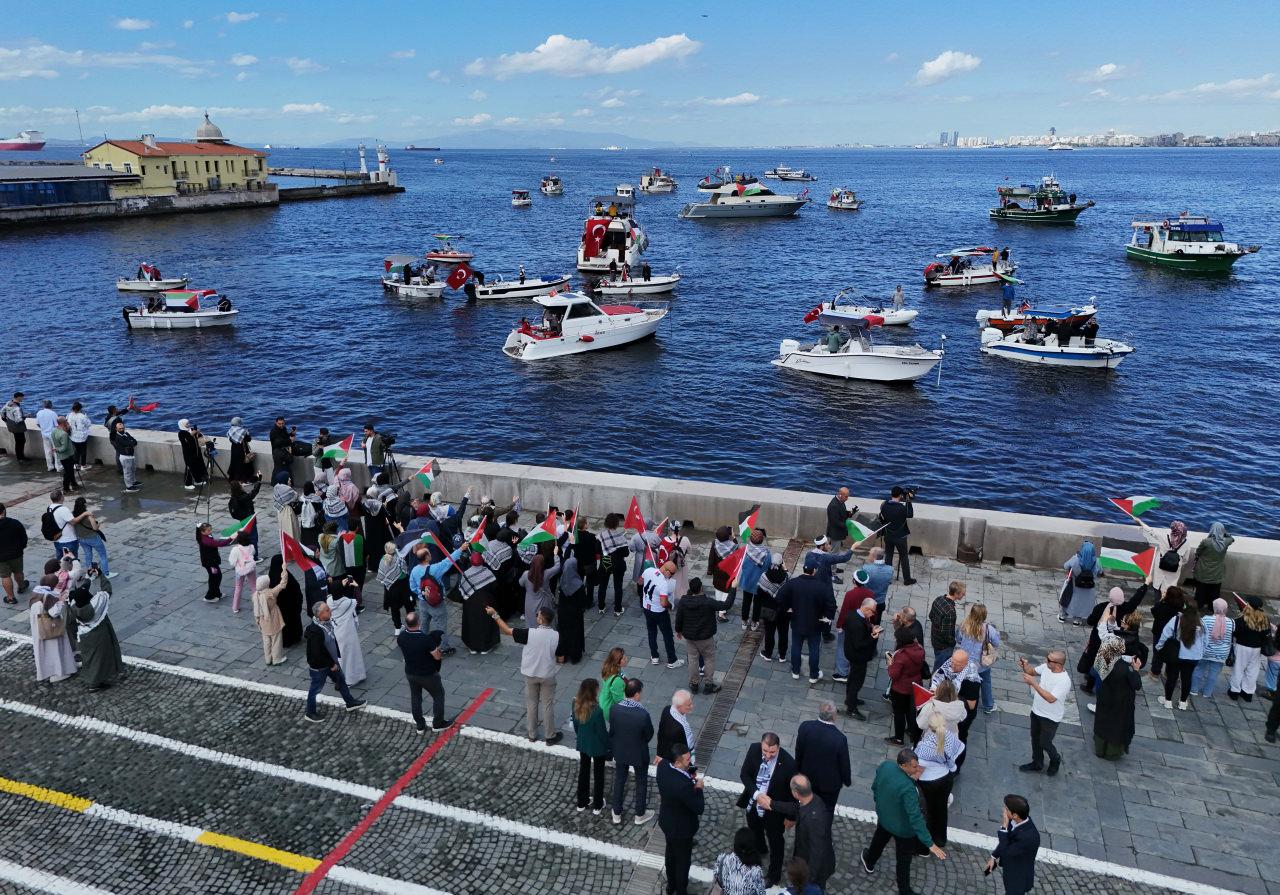 İzmir'de, Türk ve Filistin bayraklarıyla denize açılan tekneler Filistin ile Gazze'ye insani yardım ulaştırmak amacıyla yola çıkan ve İsrail'in saldırısına uğrayan Küresel Sumud Filosu'na destek verdi.