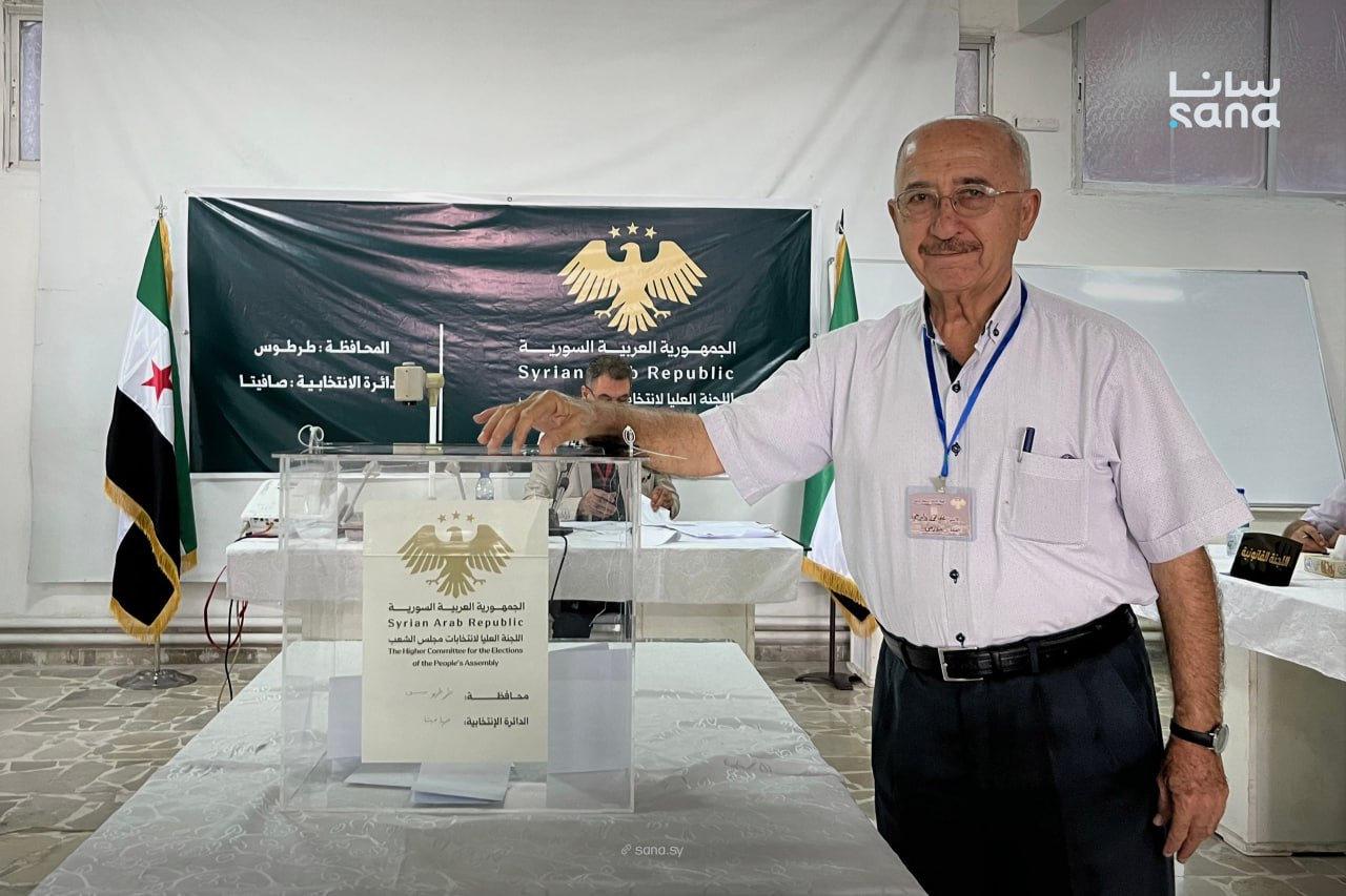 5 Ekim 2025'te Suriye Halk Meclisi seçimlerinde oy kullanan bir vatandaş