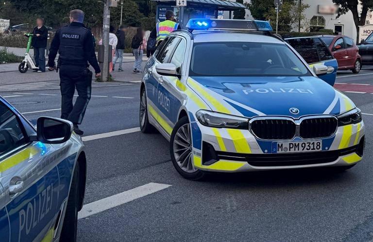 Polis, Lerchenau çevresindeki yolları kapattı. Sürücülerin bölgeden uzak durmaları tavsiye ediliyor. Kaynak: Roland Freund/dpa