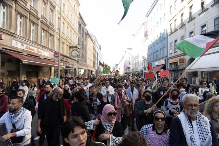 [Berlin'de düzenlenen Filistin'e destek yürüyüşüne 100 bini aşkın kişi katıldı. Fotoğraf: AA]