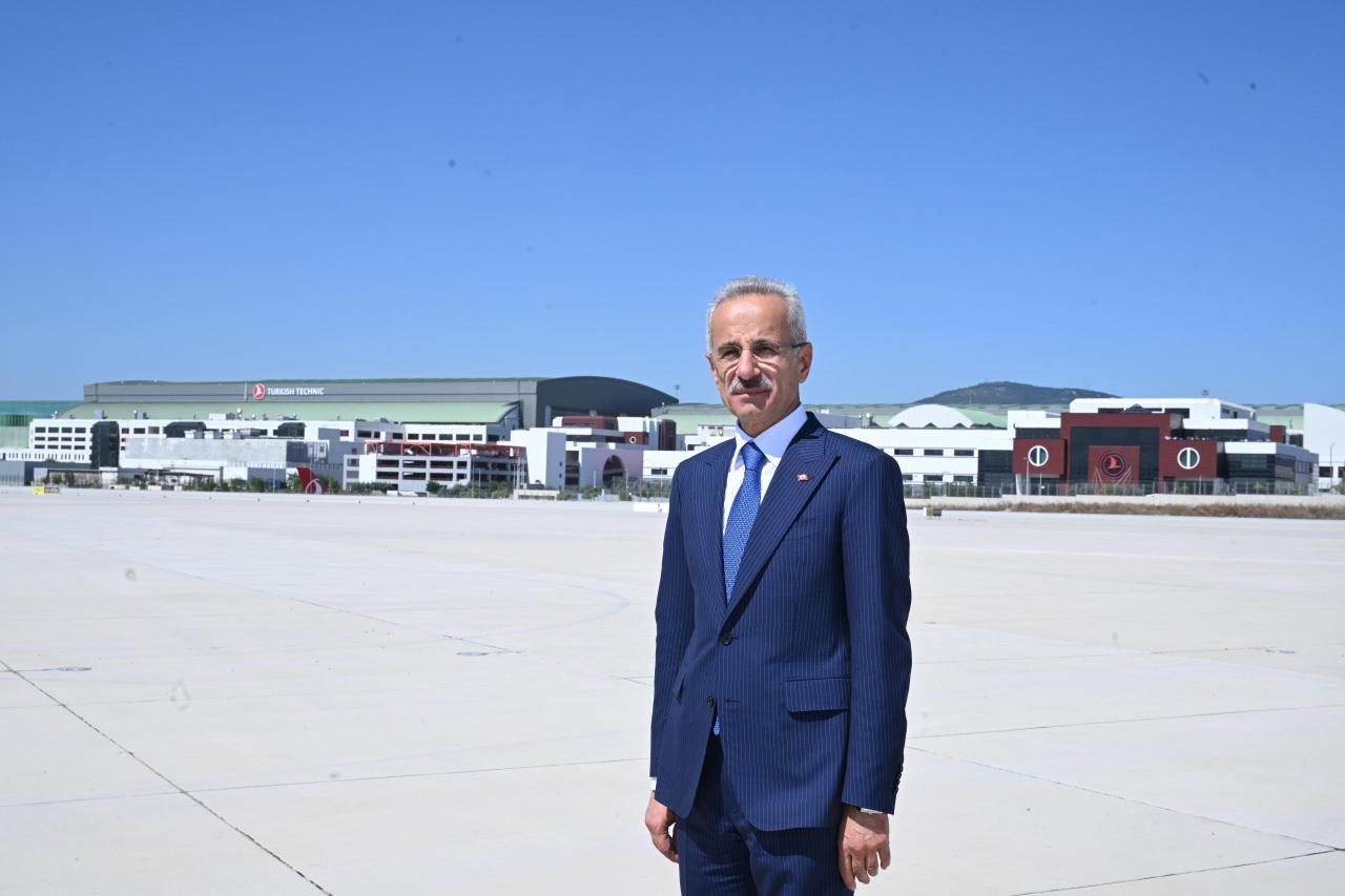 Ulaştırma ve Altyapı Bakanı Abdulkadir Uraloğlu