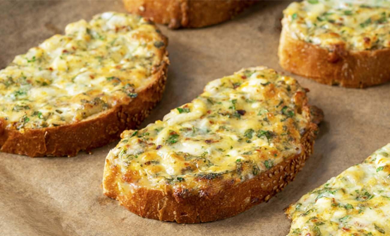 15 dakikada fırında yumurtalı ekmek tarifi: kahvaltıya pratik lezzet katın!