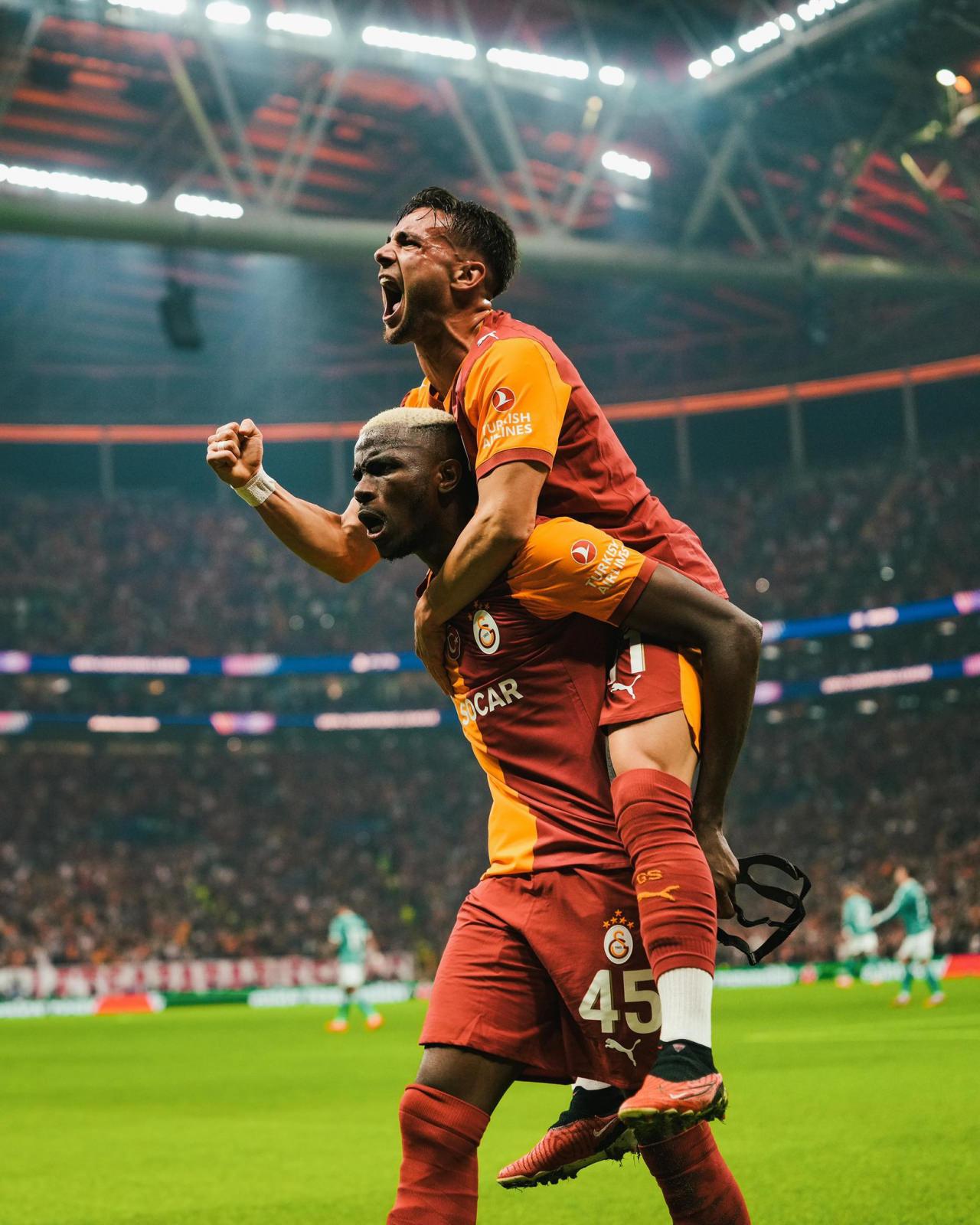 Victor Osimhen ve Yunus Akgün'ün gol sevinci, 30 Eylül 2025