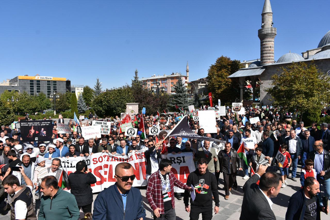 Erzurum'da 'Ayağa Kalk Gazze Özgür Olacak' etkinliği kapsamında İsrail'in Gazze'ye yönelik saldırıları protesto edildi. 
