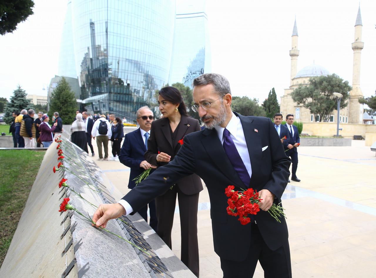 TİHEK Başkanı Fahrettin Altun, Azerbaycan Ombudsmanı Sabina Aliyeva ile görüştü. Altun, temasları kapsamında Bakü Türk Şehitliği'ni ziyaret etti. 