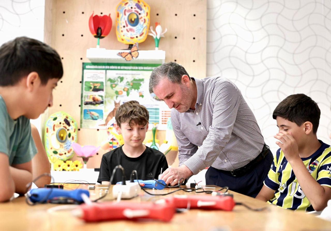 Ali Tombaş çocukları ziyaret ederken