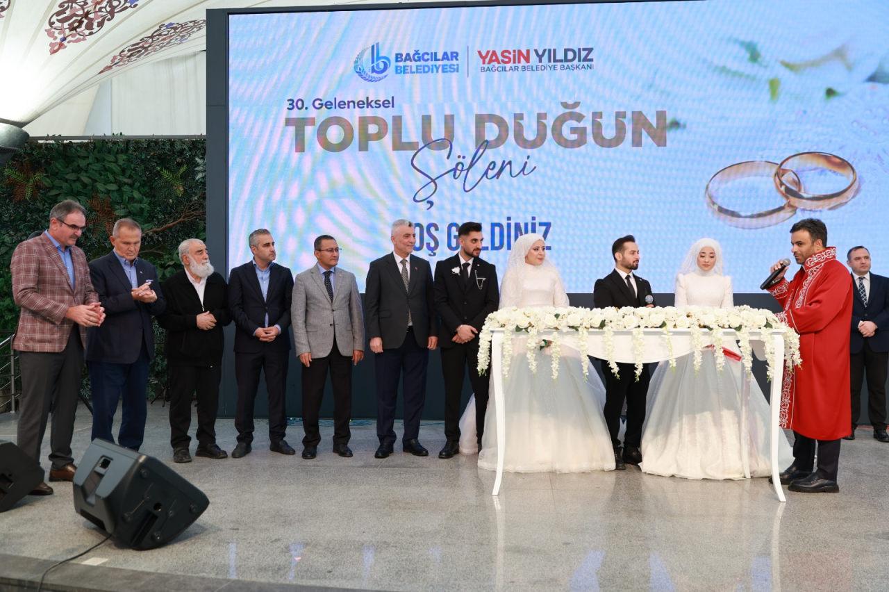 Yeni evlenen çiftlere hediyeler verildi. 
