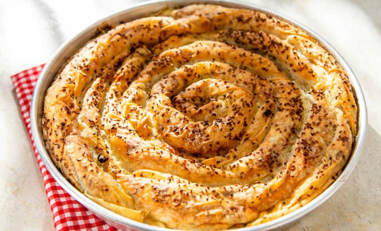Günün her saatine yakışan pratik soğanlı börek tarifi