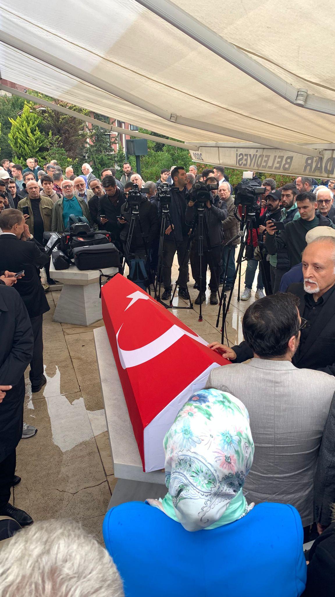 Yavuz Bülent Bakiler cenaze namazından bir görüntü
