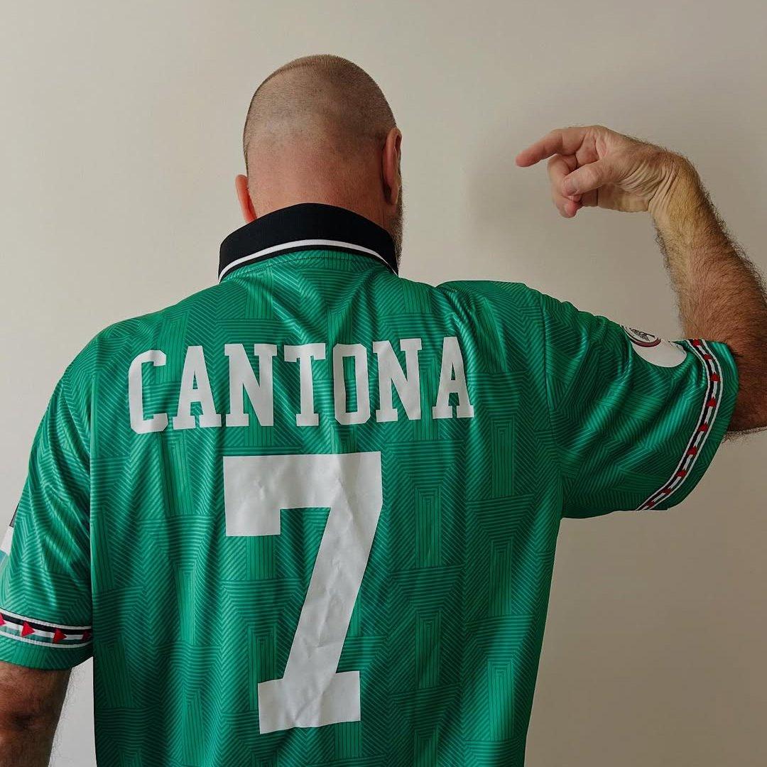 Eric Cantona, Filistin'e bağış için tasarladığı formayı gösterirken.