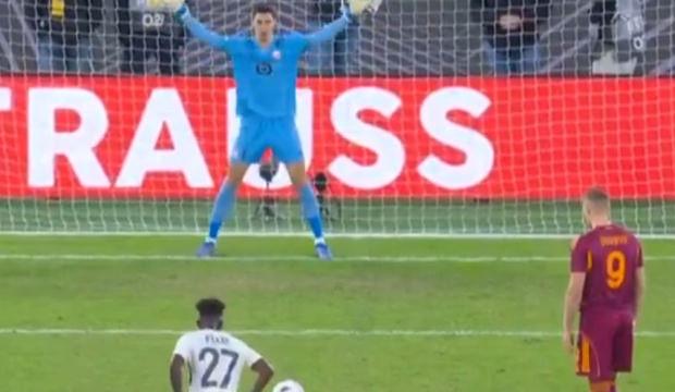 Penaltı tam 3 kez tekrar edildi! T&uuml;rk kaleci 3'n&uuml; de kurtardı