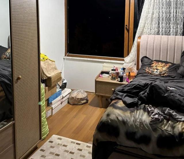 Şarkıcı Güllü'nün düştüğü pencere ve mayi arap sabunu ile silindiği bilinen parkeler