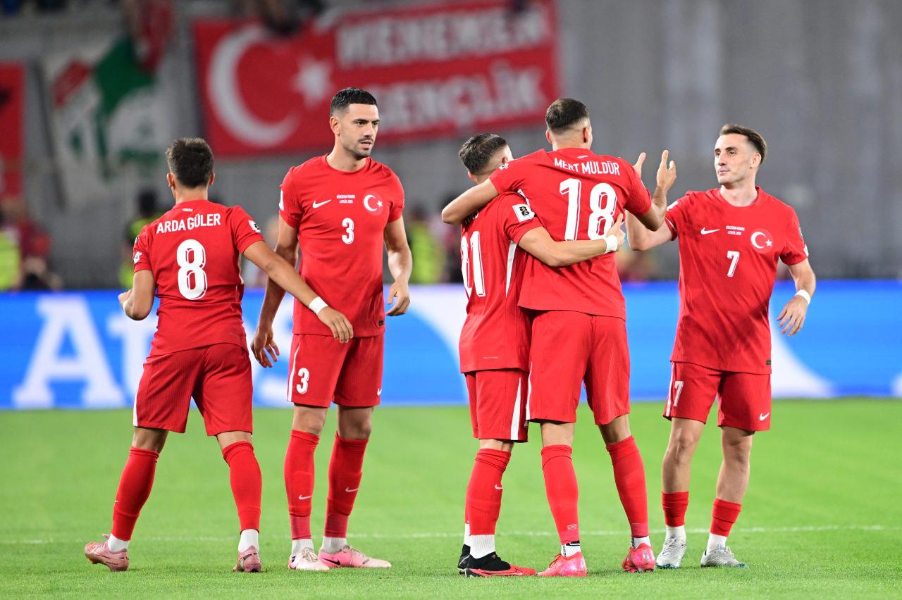 A Milli futbolcular; Arda Güler, Merih Demiral, Yunus Akgün, Mert Müldür ve Kerem Aktürkoğlu aynı karede