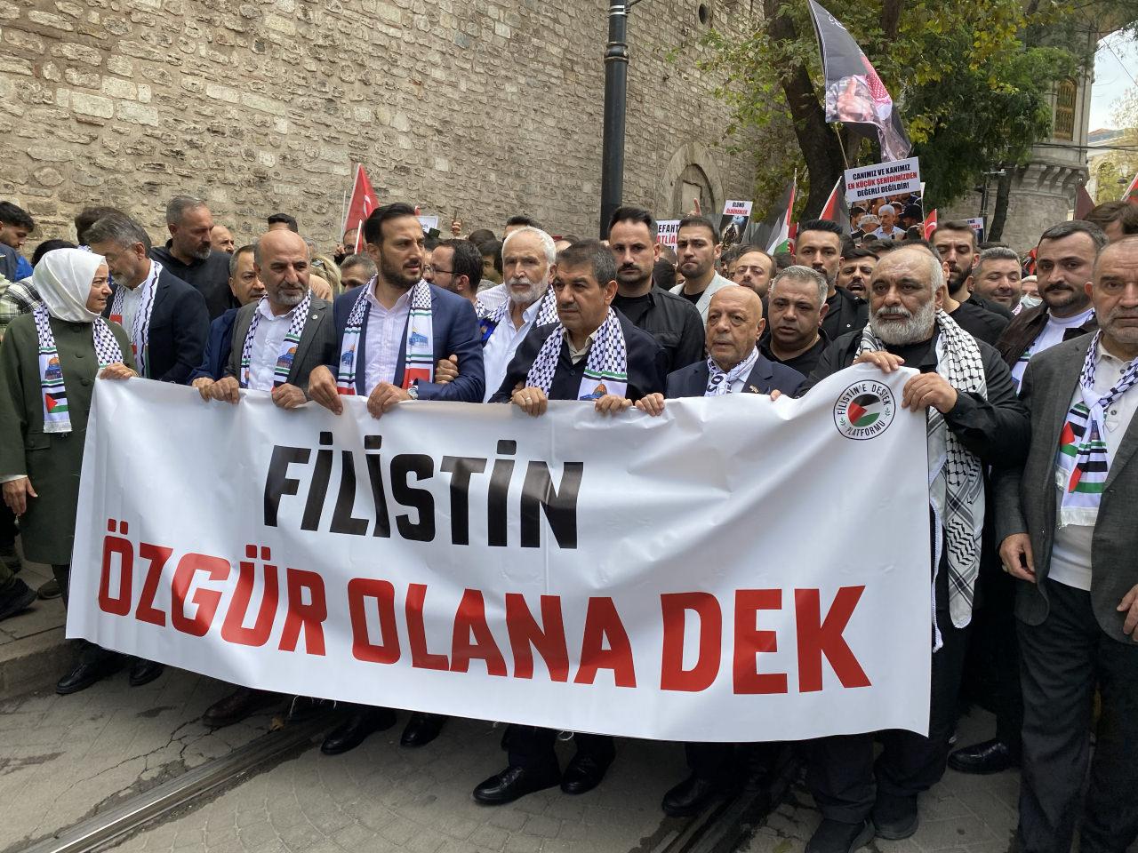 AK Partili bazı isimler yürüyüşte en ön safta yer aldı. 