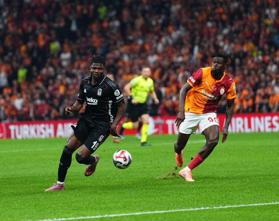 Galatasaray'dan Wilfried Singo, Beşiktaş'tan El Bilal Toure'nin arkasında, 4 Ekim 2025