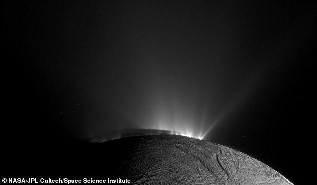 Bilim insanları, Satürn'ün hareketli büyük uydusu Enceladus'tan markalı buz tanelerinin, yaşama yolunda açılabilecek organik ilişkilerin ortaya çıktığını keşfettiler. Fotoğrafta: Cassini uzay aracının Enceladus'un güney kutbundan görünümü 