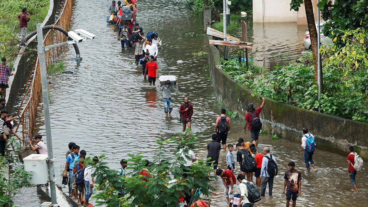 Nepal'de şiddetli yağışlarla mücadele eden insanlar