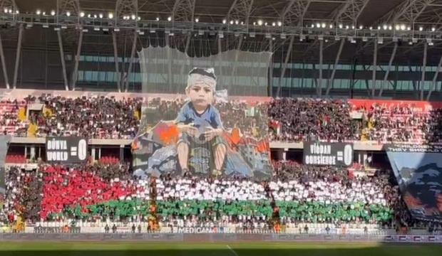 Sivasspor'dan muhteşem Filistin koreografisi! T&uuml;m gelirleri bağışlanacak