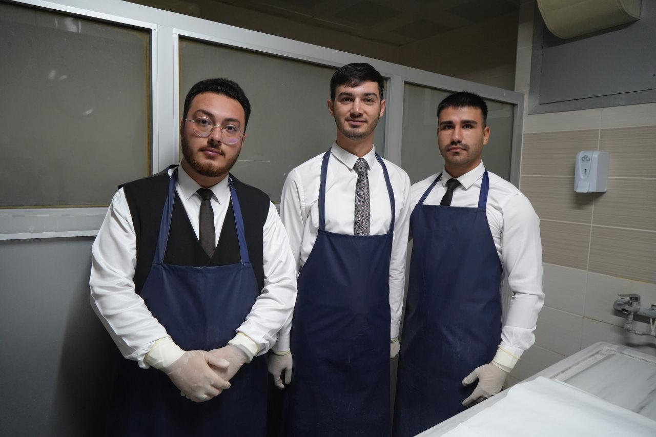 Sefa Karaman (22),  Doğukan Koruyucu (25),  Ümit Yılmaz (24) gassallık mesleğini anlatıyor.