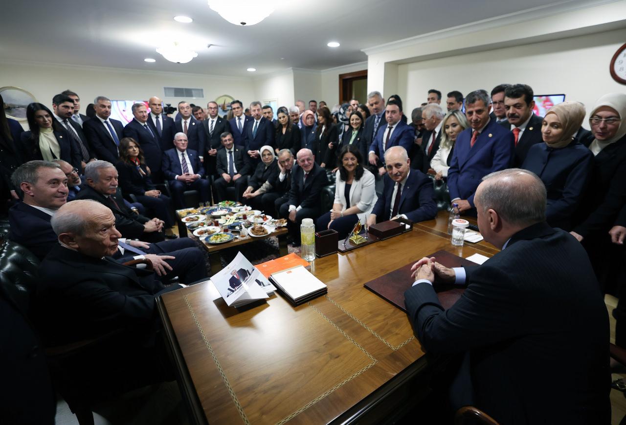 Cumhurbaşkanı Erdoğan, konuşmasının ardından TBMM Genel Kurulu kürsü arkasındaki TBMM Başkanı Numan Kurtulmuş'un odasında parti liderleriyle bir araya geldi.