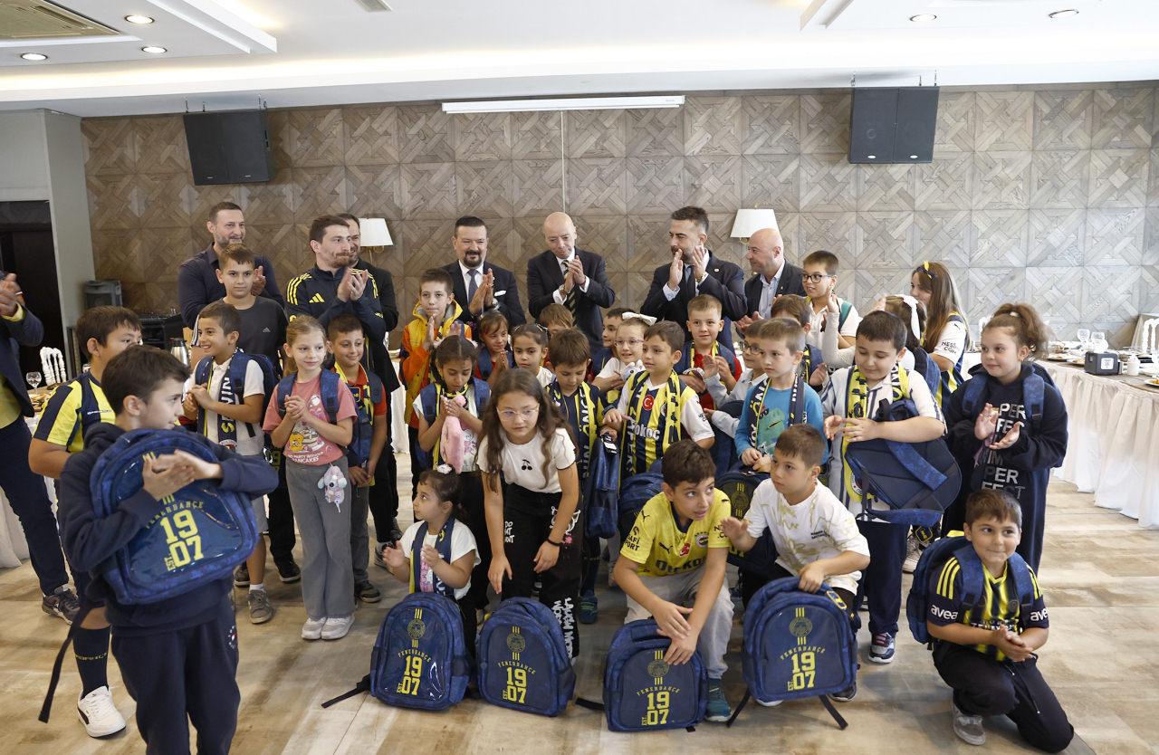 Fenerbahçe heyeti Samsun'daki Nevra Hilmi Tören İlköğretim Okulu'nda, 5 Ekim 2025