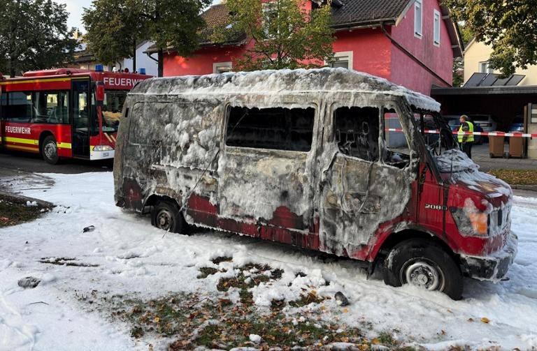 Bir minibüs tamamen yandı. Kaynak: Roland Freund/dpa