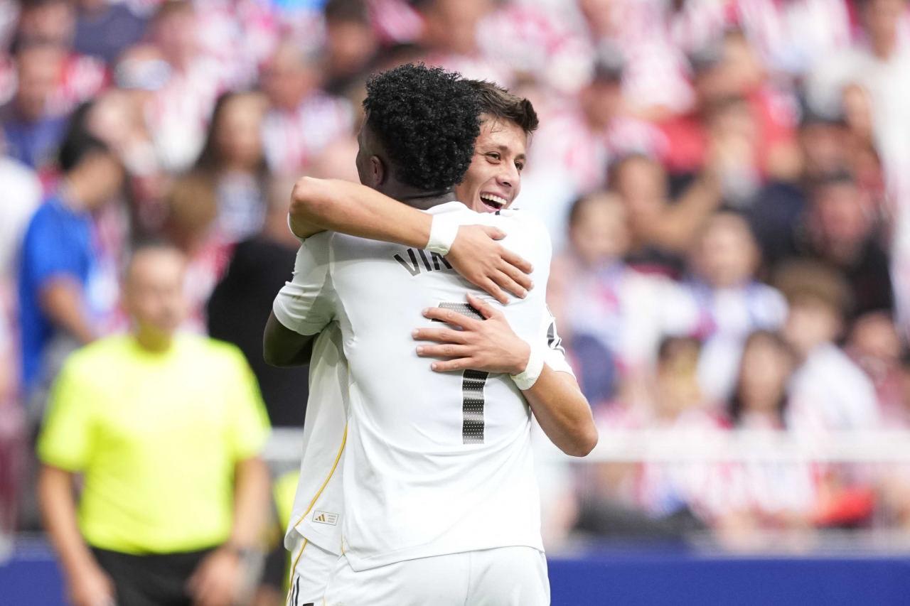 Arda Güler'in, Real Madrid'den takım arkadaşı Vinicius Junior ile Atletico Madrid maçındaki gol sevinci, 27 Eylül 2025