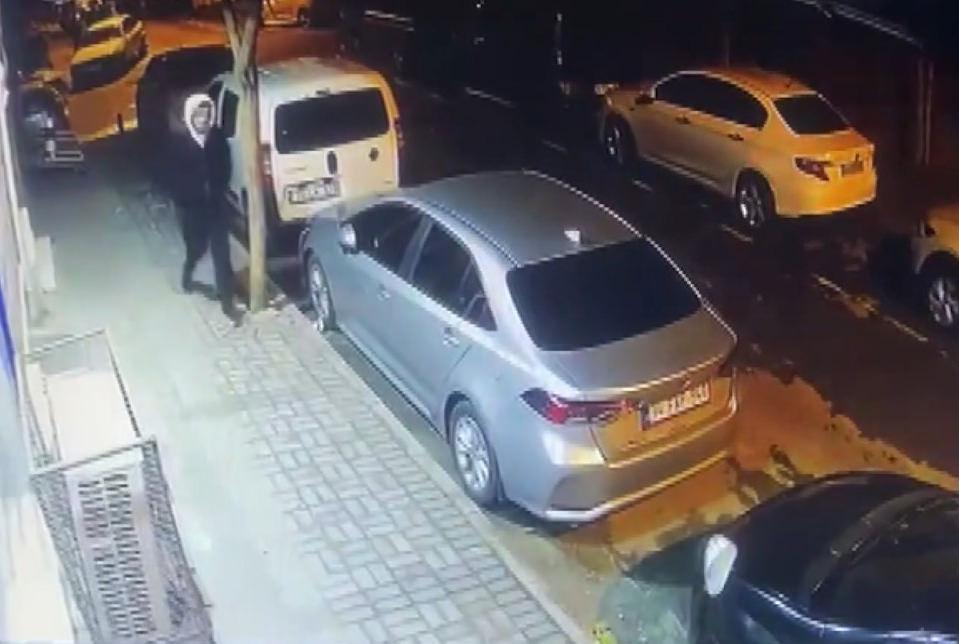 Kanlar içinde yere düşen Celil Arslan hayatını kaybederken, katil zanlısı olay yerinden kaçtı.