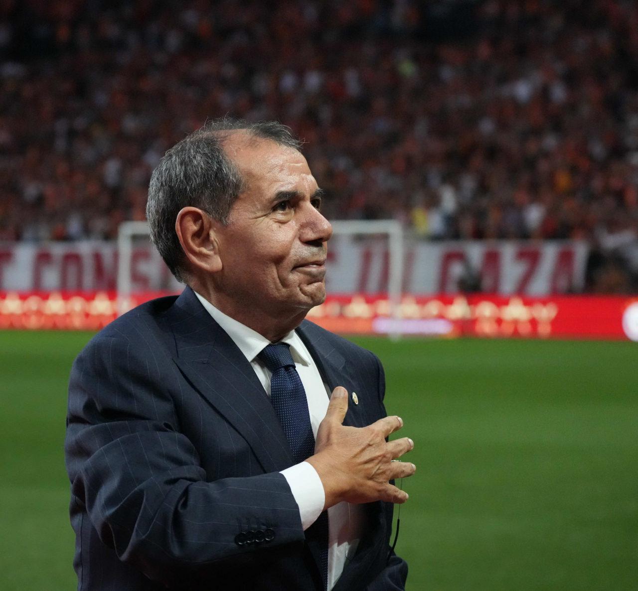 Galatasaray Başkanı Dursun Özbek taraftarı selamlarken.