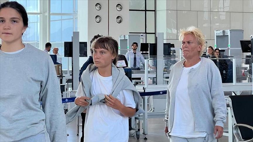 Küresel Sumud Filosu'nda alıkonulan aktivist Greta Thunberg (ortada) sınır dışı edildikten sonraki görüntüsü
