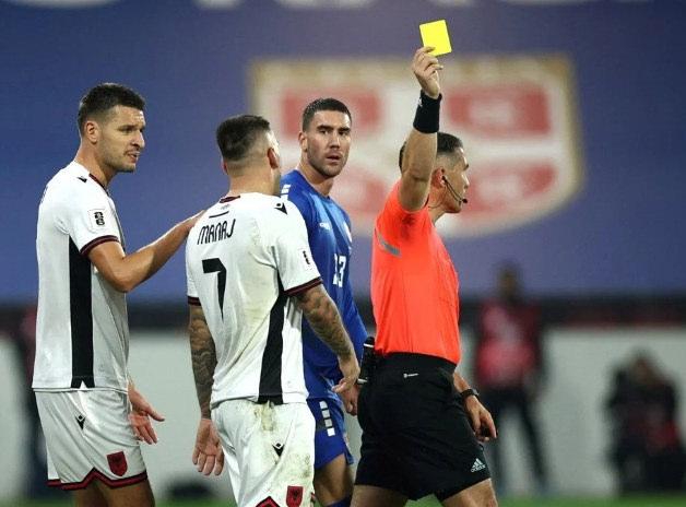 Istvan Kovacs, Manaj'a gol sevincinden dolayı sarı kart gösterdi
