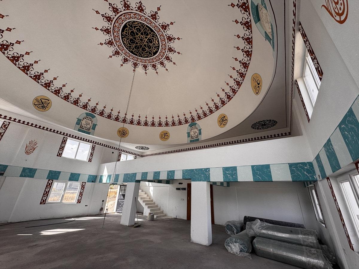 Köse'nin masraflarını karşıladığı caminin içi