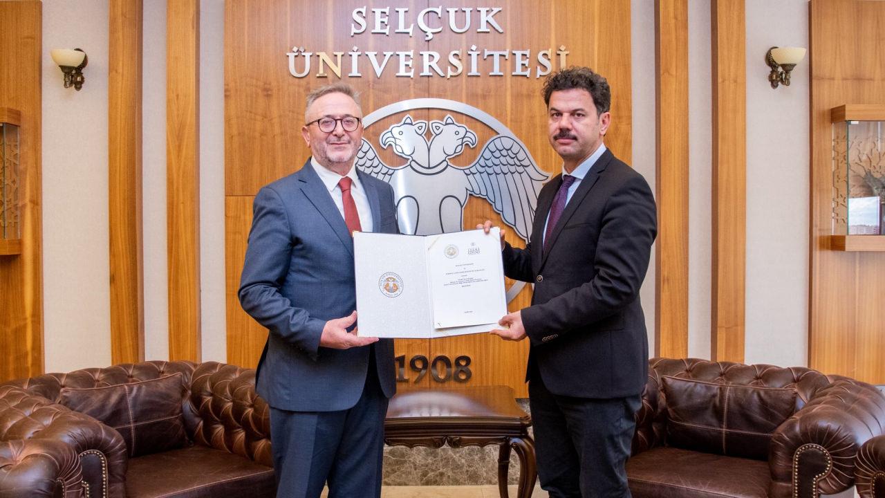 Türkiye Yazma Eserler Kurumu Başkanı Coşkun Yılmaz ile Selçuk Üniversitesi Rektörü Sayın Hüseyin Yılmaz.