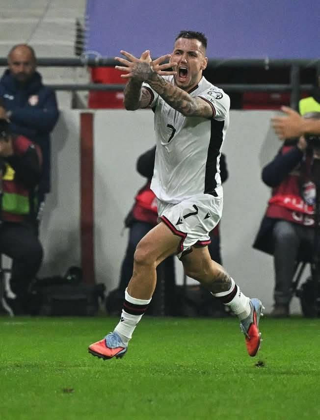 Rey Manaj'dan Sırbistan'a attığı gol sonrası çift başlı kartal sevinci