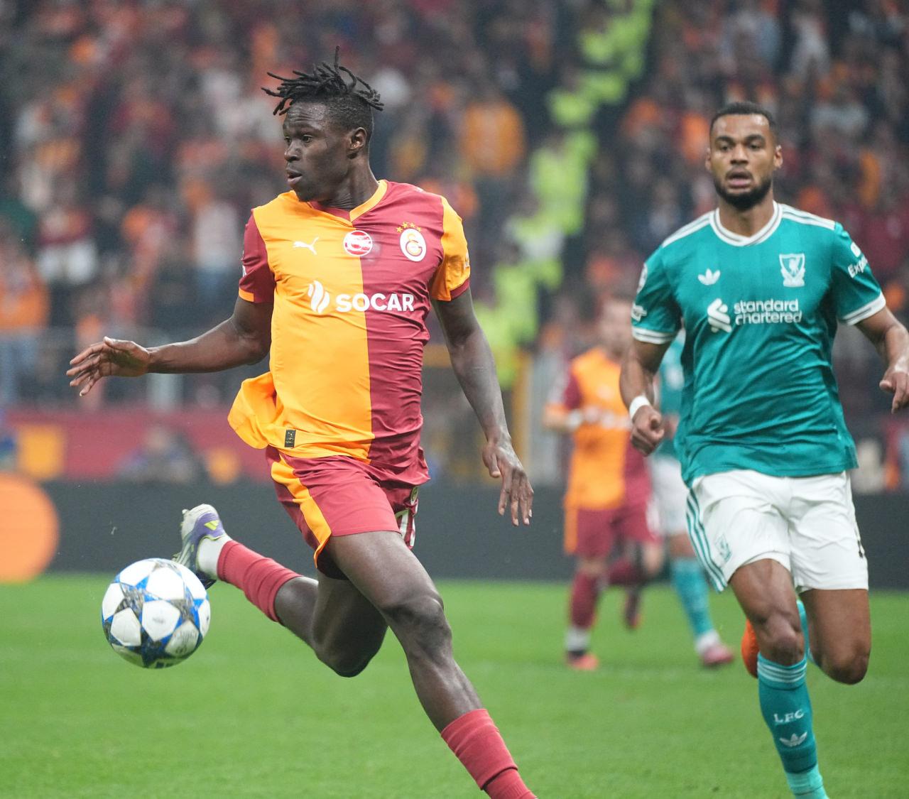 Wilfried Singo, Galatasaray forması ile UEFA Şampiyonlar Ligi'nde Liverpool'a karşı, 30 Eylül 2025