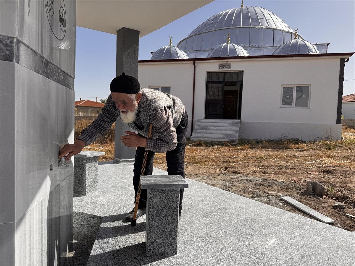 91 yaşındaki Ahmet dede, caminin eksiklerini gidermek için çabalıyor. 