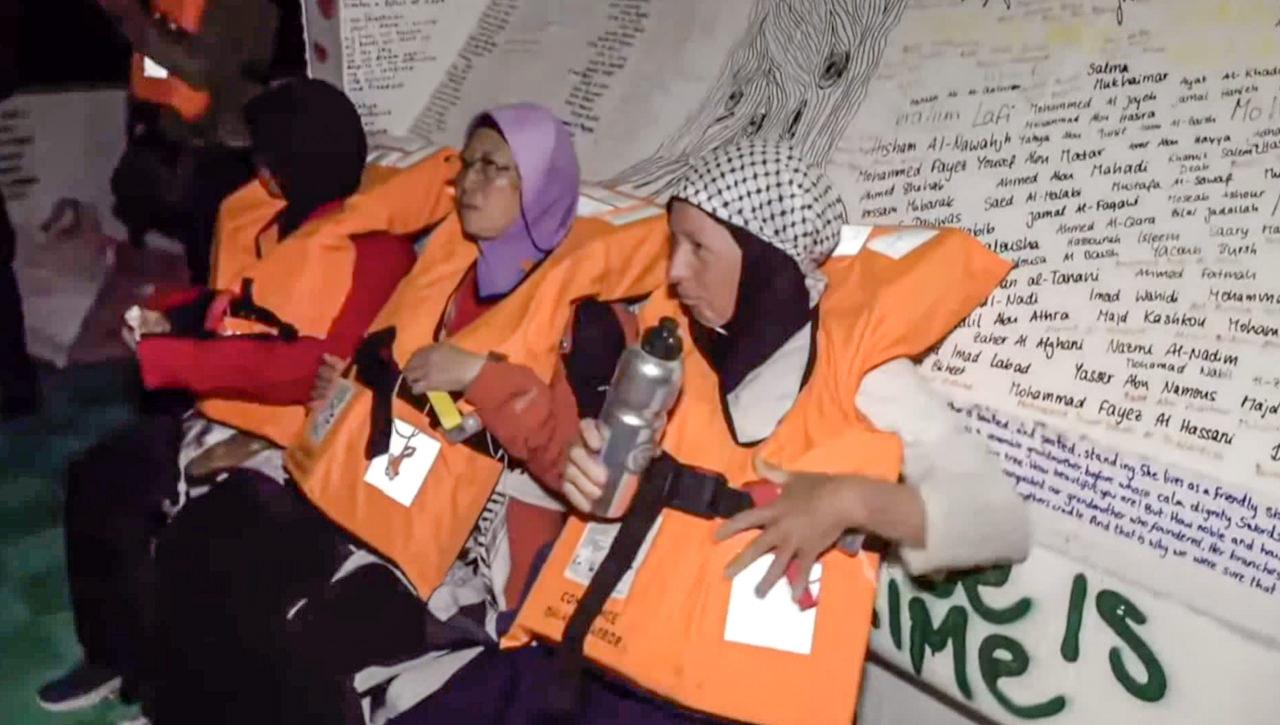 Gemilerdeki katılımcıların önceden belirlenen acil durum protokollerine göre can yeleklerini giyerek oturmuş halde beklediği görüldü.