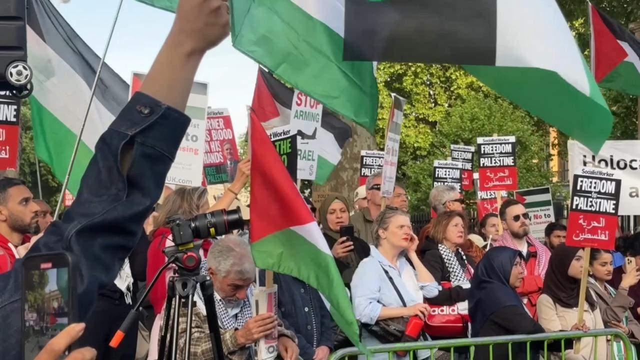 Londra'da düzenlenen Filistin destek eyleminde Filistin bayrakları ve pankartlar taşıyan eylemciler