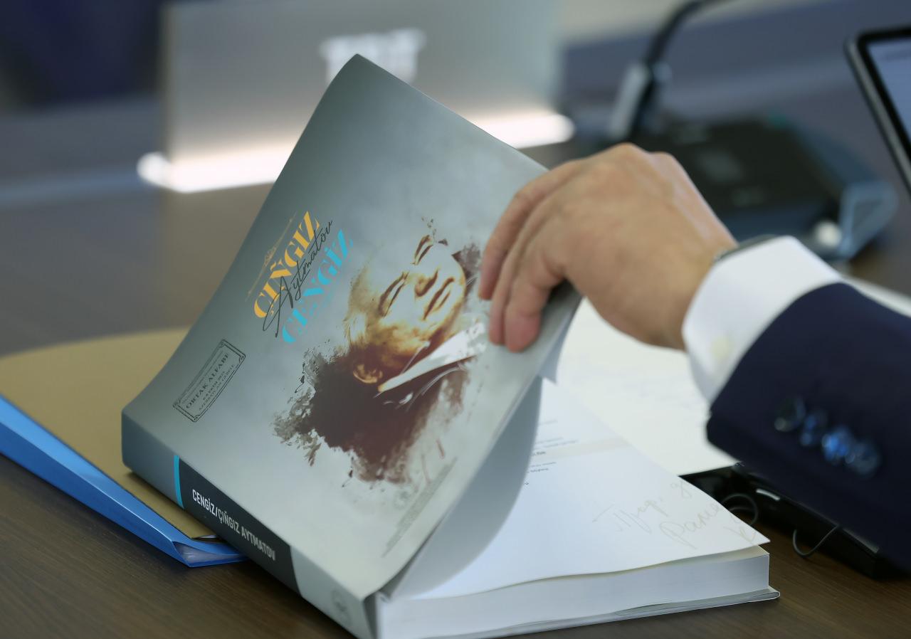 Cengiz Aytmatov'u anlatan bir eser ile Oğuznamelerin ortak alfabeyle basılarak liderlere birer adet takdim edildi.