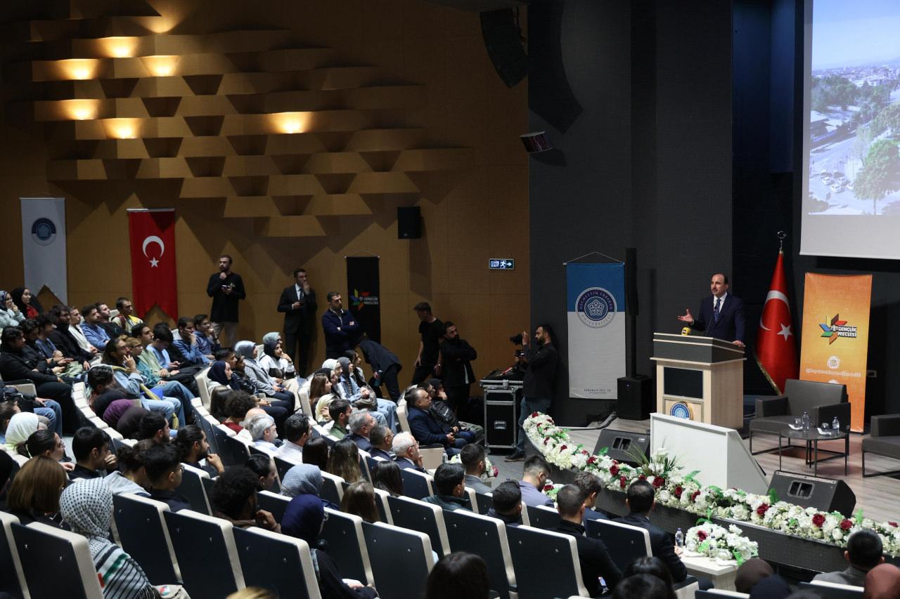 Salon öğrenciler ile doldu. 