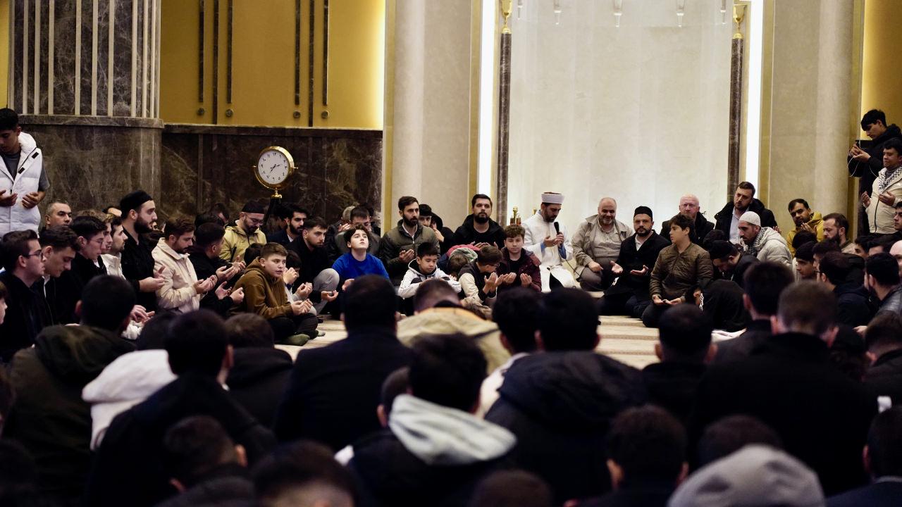 TÜGVA’lı gençler Taksim Cami’nde sabah namazı kıldı. 