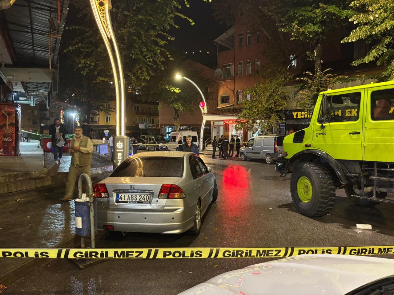 Bölgeye çok sayıda sağlık ve polis ekipleri sevk edildi. 