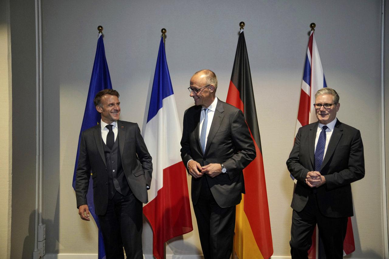 Emmanuel Macron (solda), Friedrich Merz ve Keir Starmer (sağda)