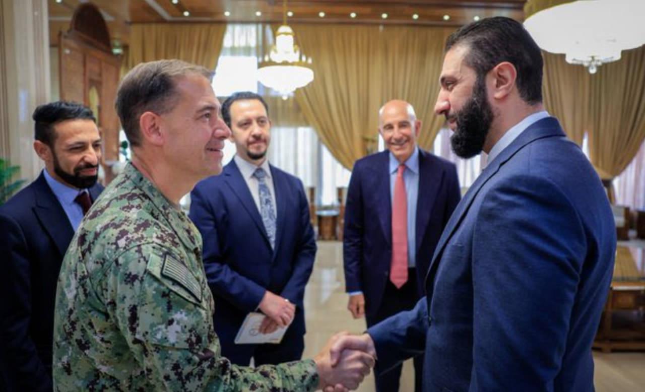 Cumhurbaşkanı Ahmet Şara Centcom Komutanı Cooper ile tokalaşıyor.