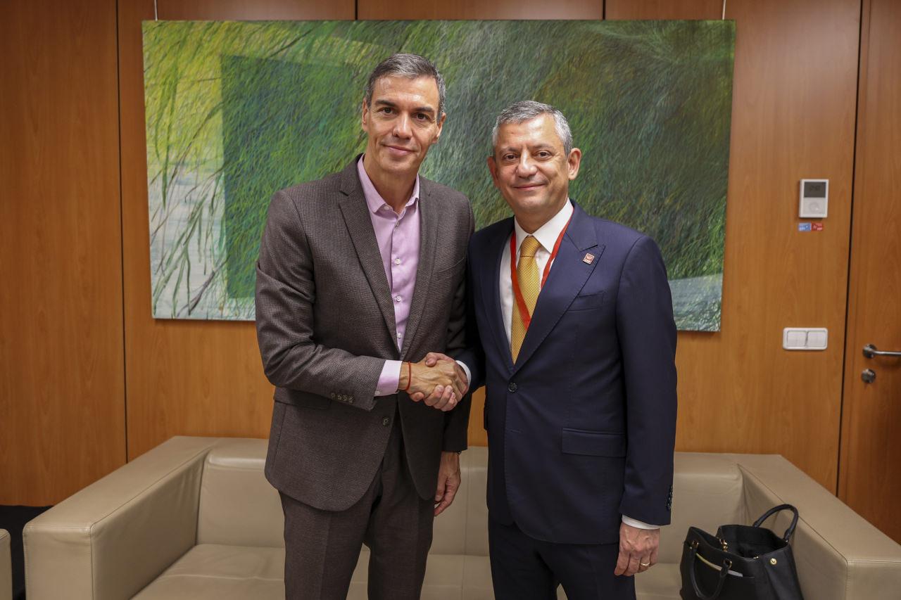 Cumhuriyet Halk Partisi (CHP) Genel Başkanı Özgür Özel, İspanya Başbakanı Pedro Sanchez ile bir araya geldi.